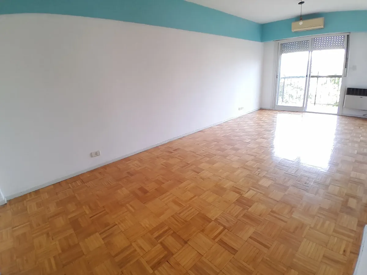Apartamento de três ambientes de frente com varanda contínua em Almagro