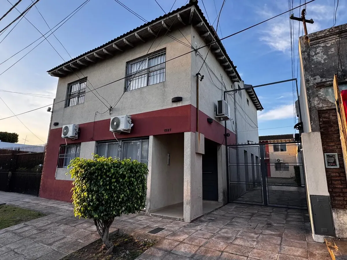 Apartamento de dois ambientes no primeiro andar por escada em Morón
