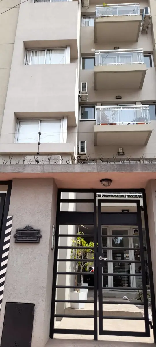 Квартира на полуэтаже с 1 спальней и парковочным местом в Quilmes