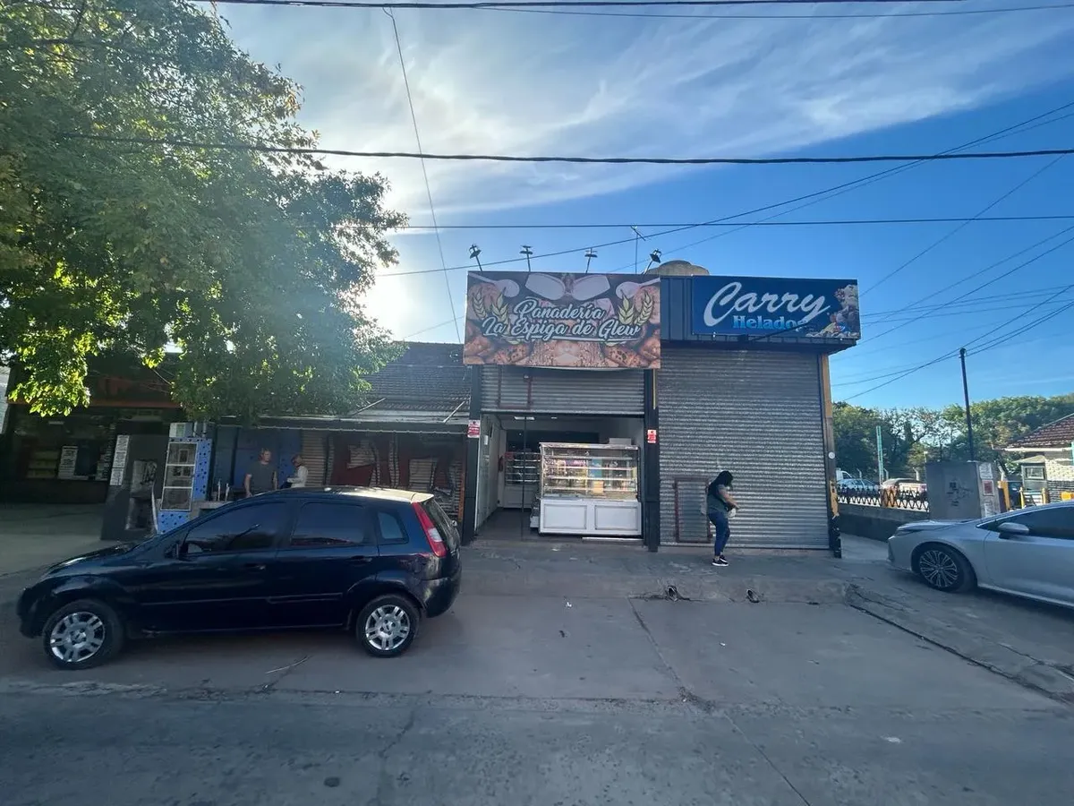 Three commercial premises with housing in Glew