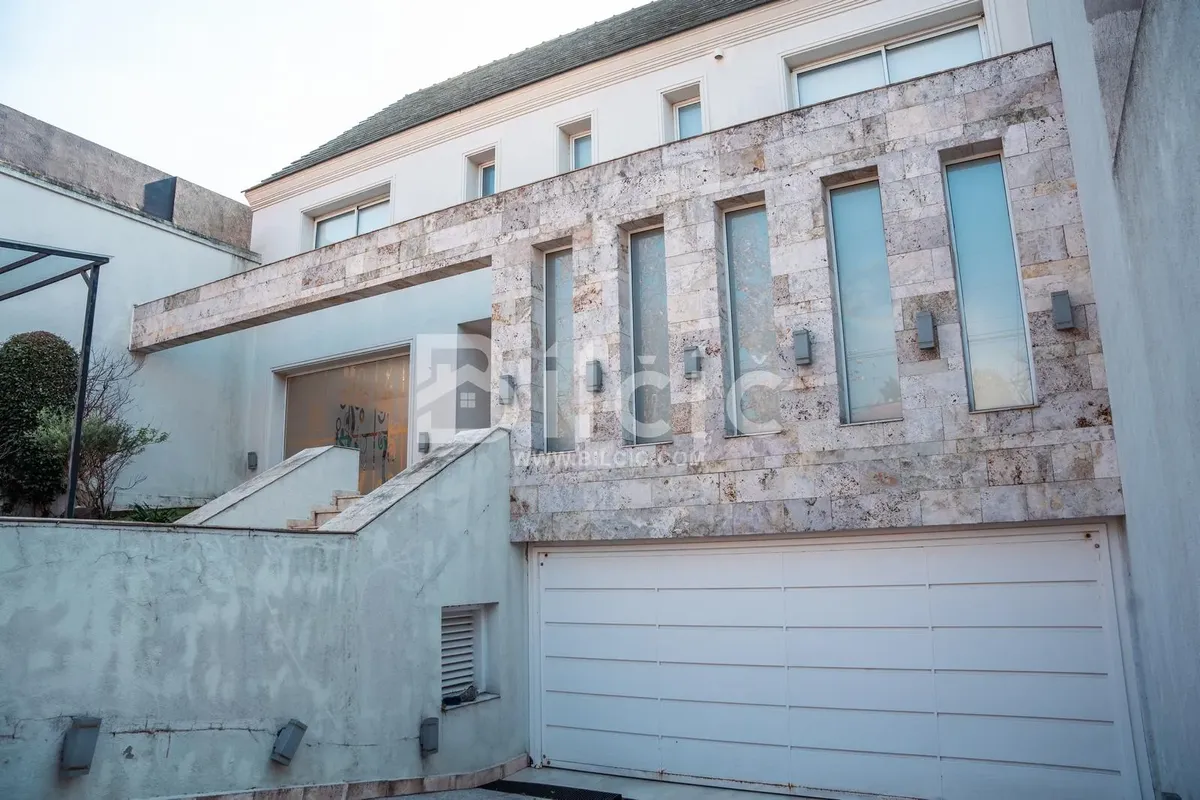 Коттедж 9 комнат с бассейном в Lomas de Zamora