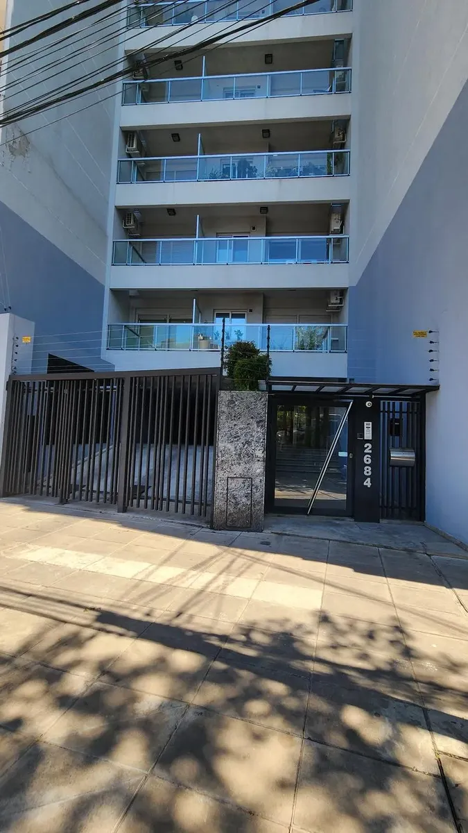 Apartamento de dois ambientes com vaga de garagem em Olivos