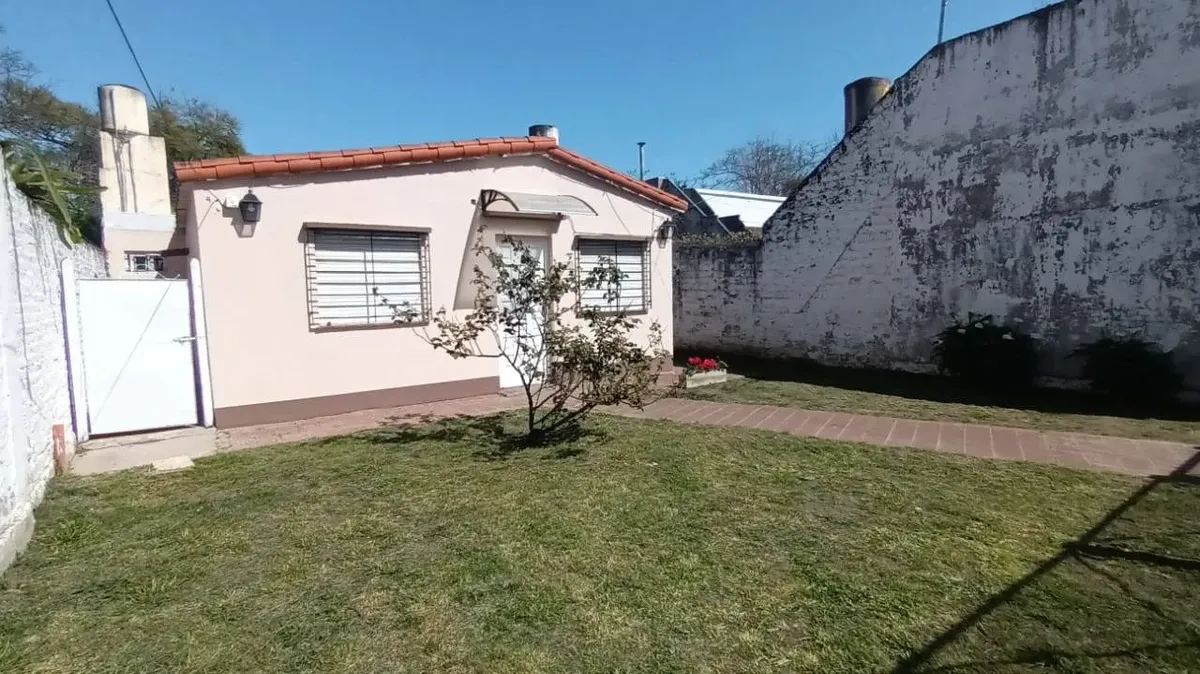 Alquiler Monte Grande Casa De 2 Dormitorios Jardin Y Espacio De Estacionamiento