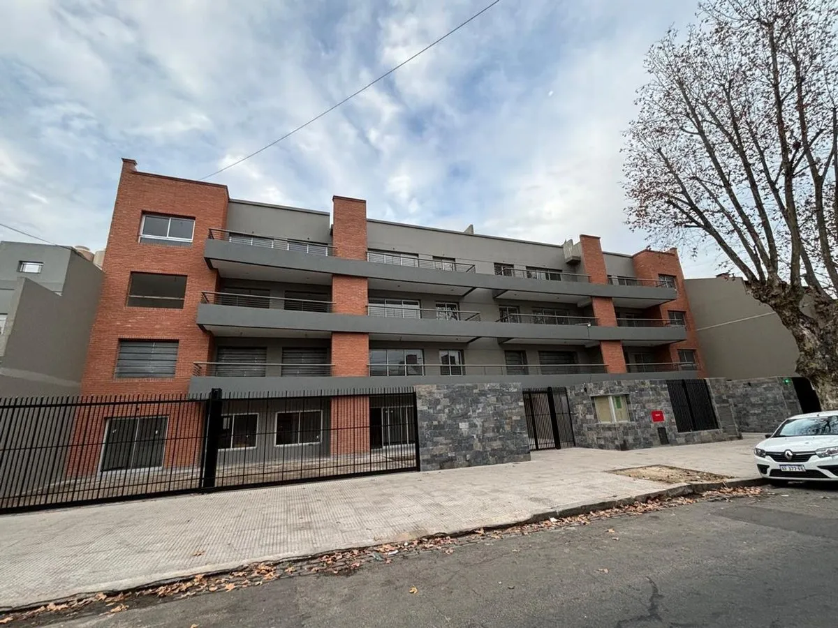 Трёхкомнатная квартира с 2 ванными и балконом в Villa Luro