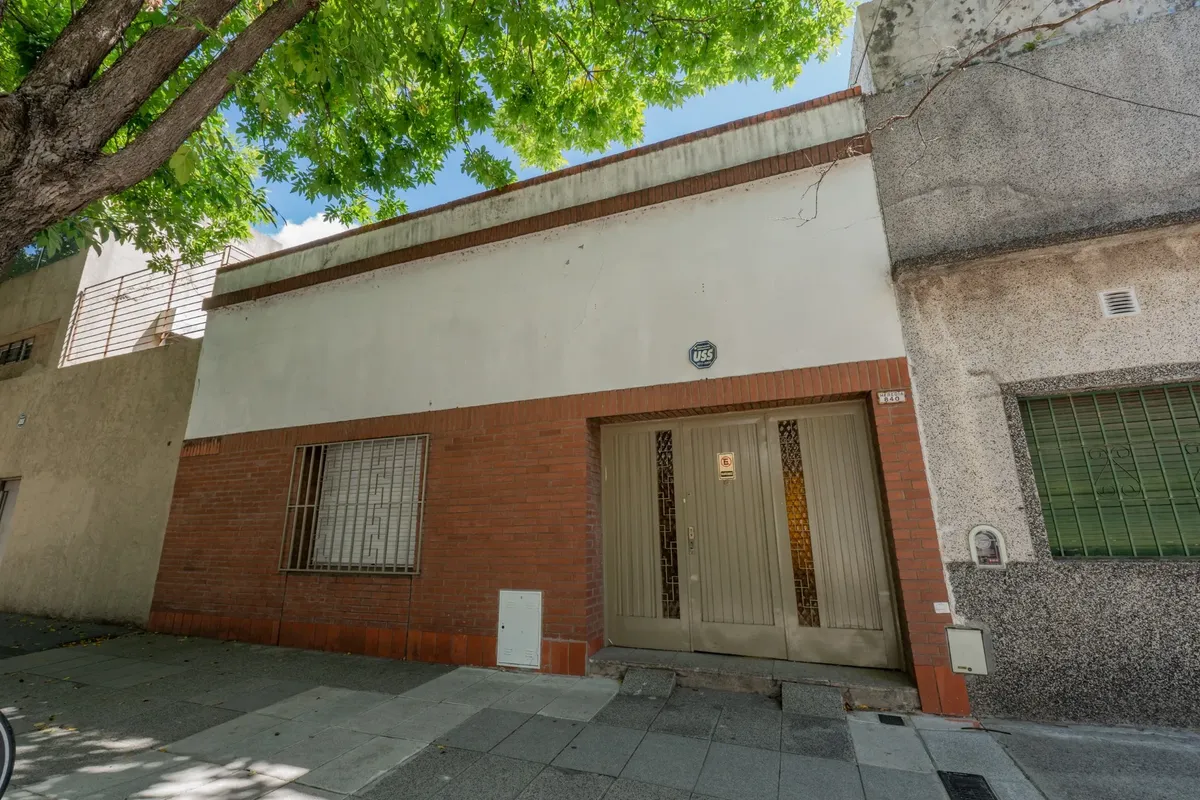 Casa sobre lote próprio com uso comercial em Villa Ortúzar