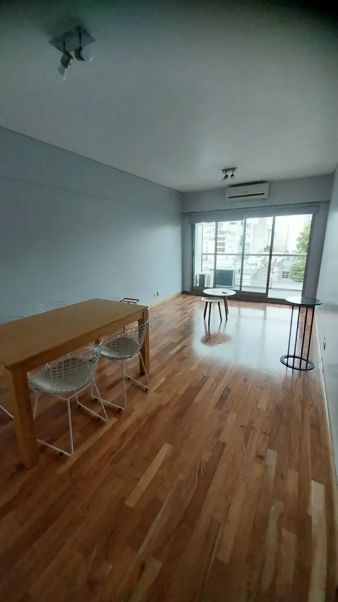 Apartamento mobiliado de três ambientes com varanda em Balvanera