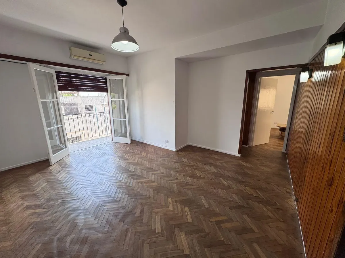 Apartamento de três ambientes com varanda em Mataderos