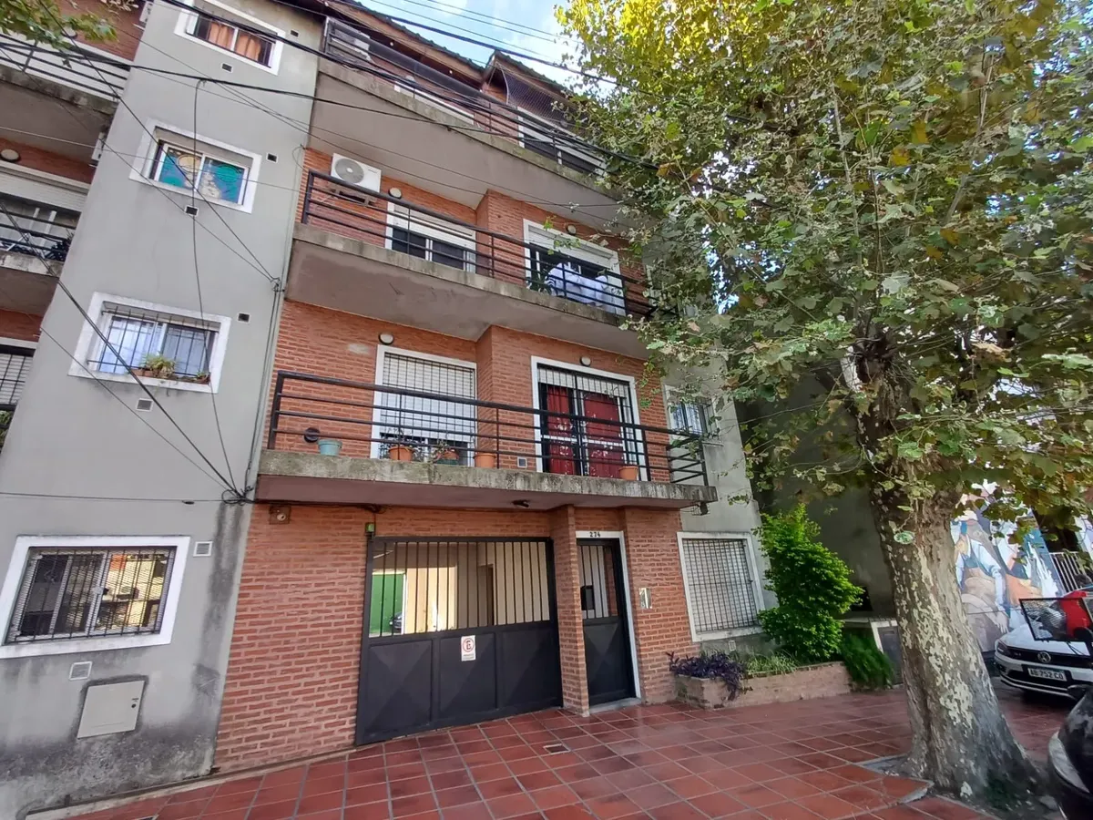 Departamento de 3 ambientes con cochera en Crucecita, Avellaneda