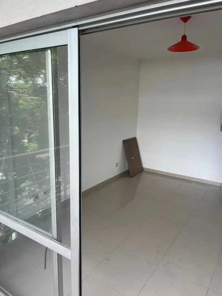 Monoambiente al frente con balcón en Flores