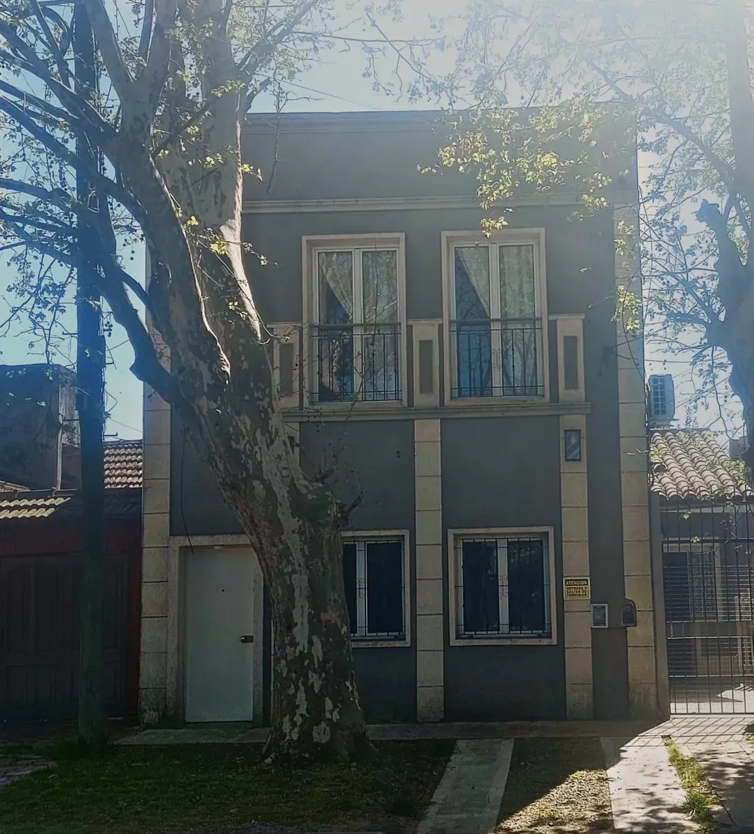 Duplex de três ambientes novo com vaga de garagem em Hurlingham