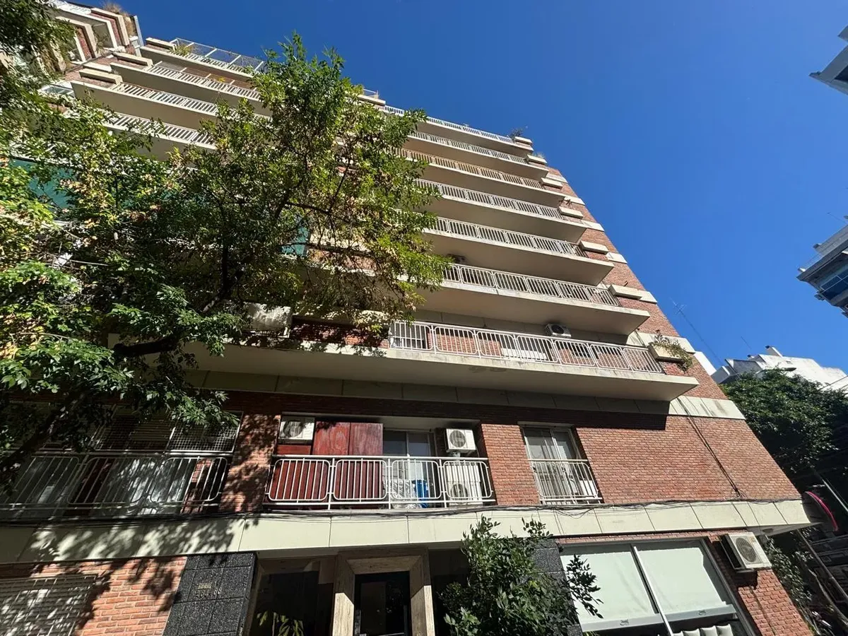 Apartamento de dois ambientes com grande varanda em Olivos