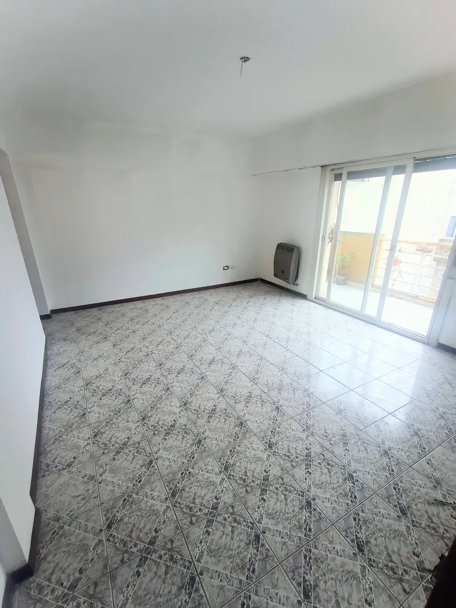 Apartamento de dois ambientes com patio e varanda em Villa Santa Rita
