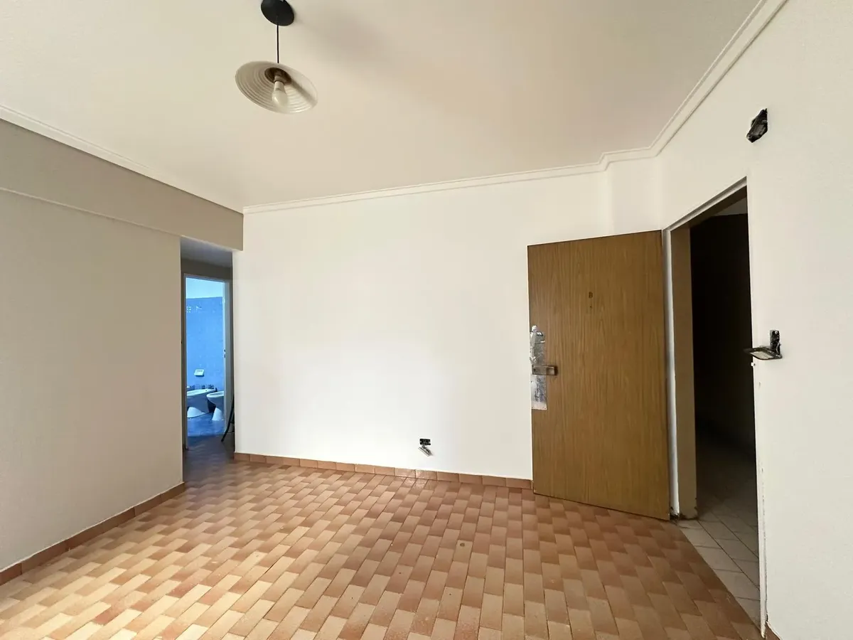 Apartamento de dois ambientes com pátio em Lanús
