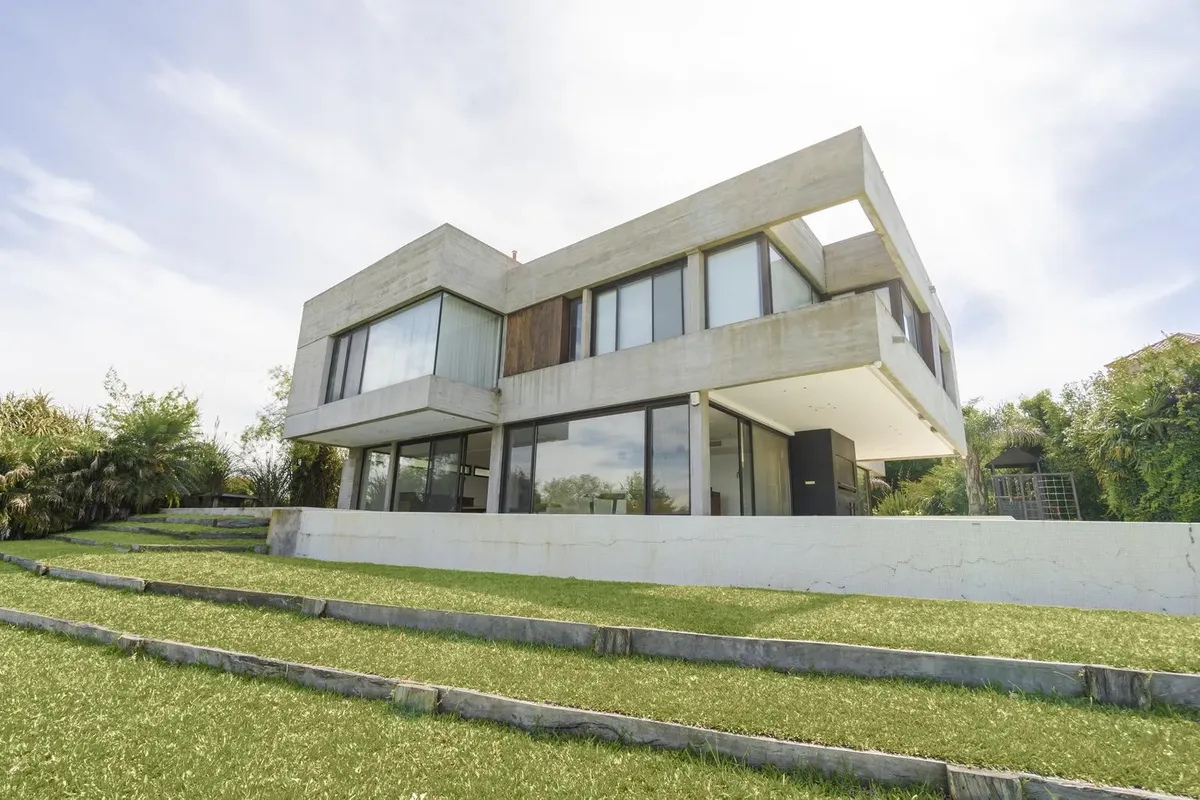 Five-bedroom apartment-style house by the river in Tigre (Santa Catalina, Villa Nueva)