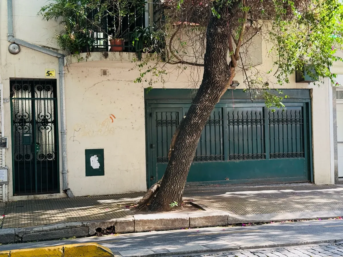 Commercial house with offices, parking, garden and terrace in Colegiales