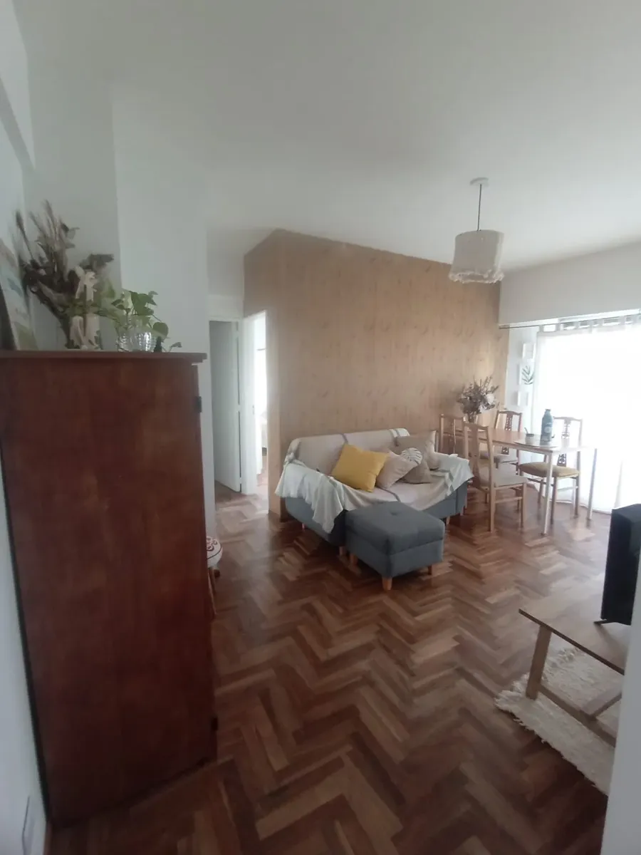 Departamento de 3 ambientes contrafrente con balcón en Almagro