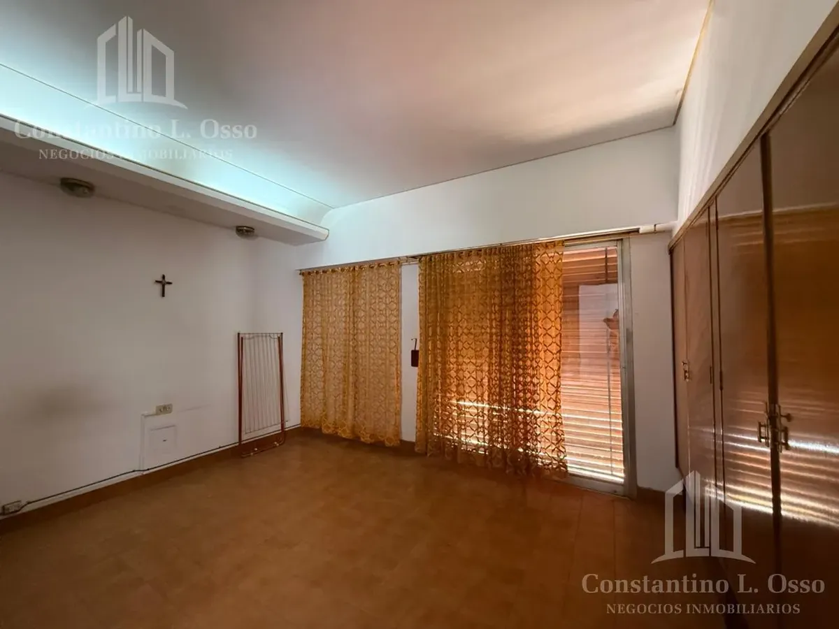 Casa de 4 ambientes com pátio e terraço para alugar em Lanús