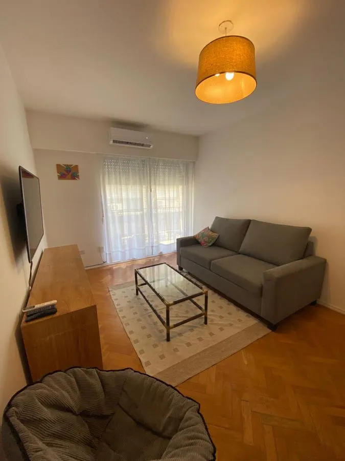 Apartamento de dois ambientes com varanda em Retiro