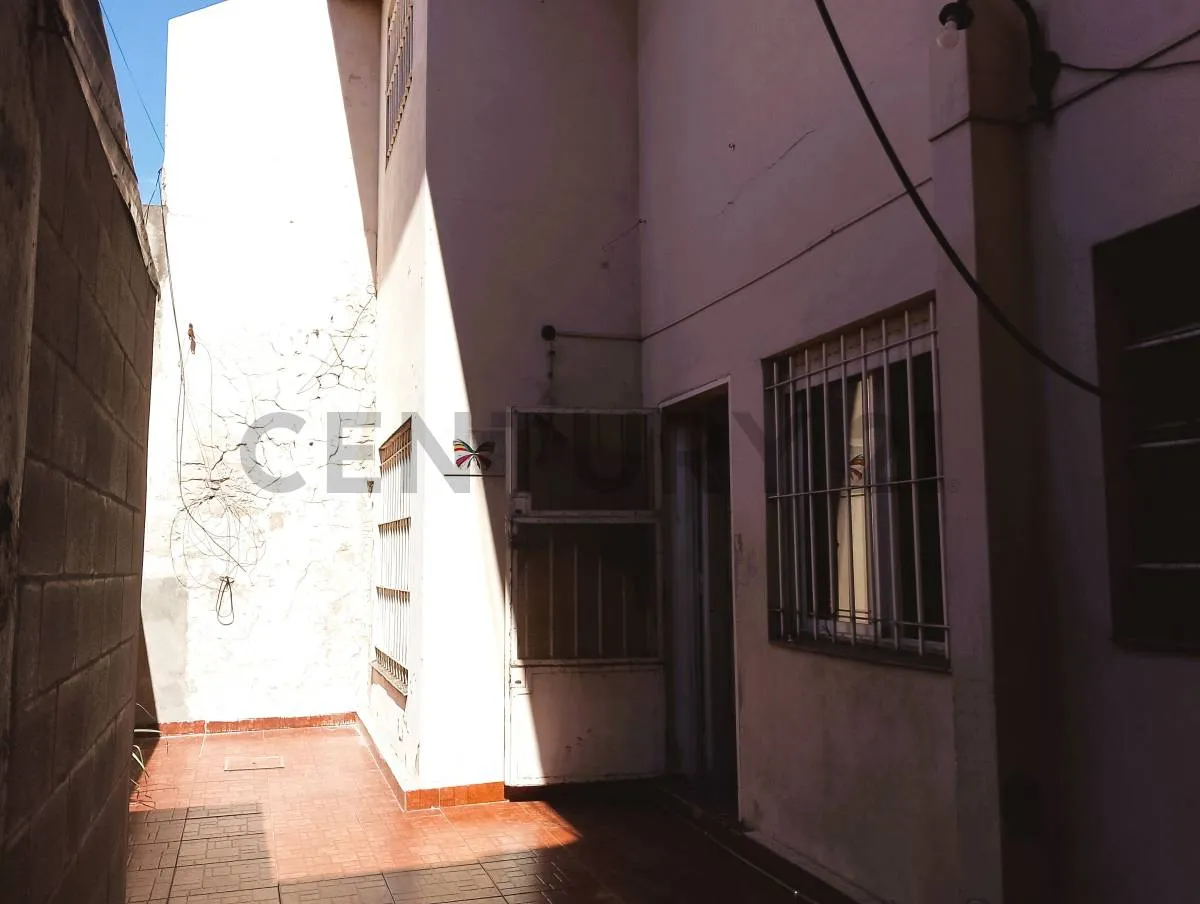 PH duplex de três ambientes com pátio em Lanús