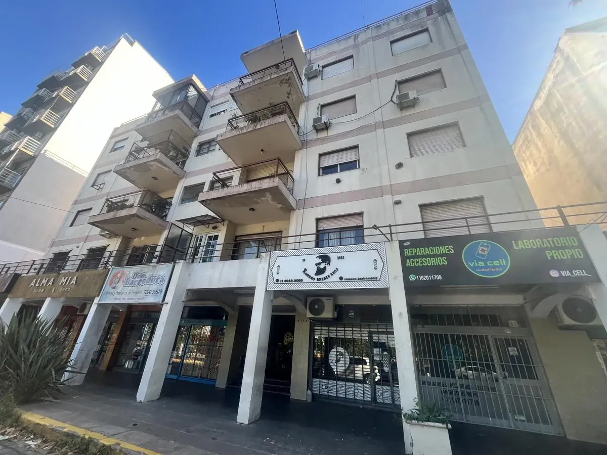 Monoambiente contrafrente con balcón francés en Ciudad Jardín