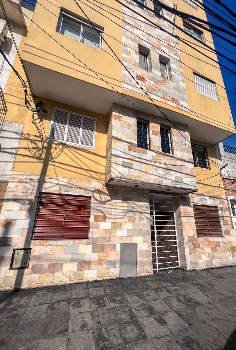 Apartamento de dois ambientes em planta baixa com pátio em Ciudadela