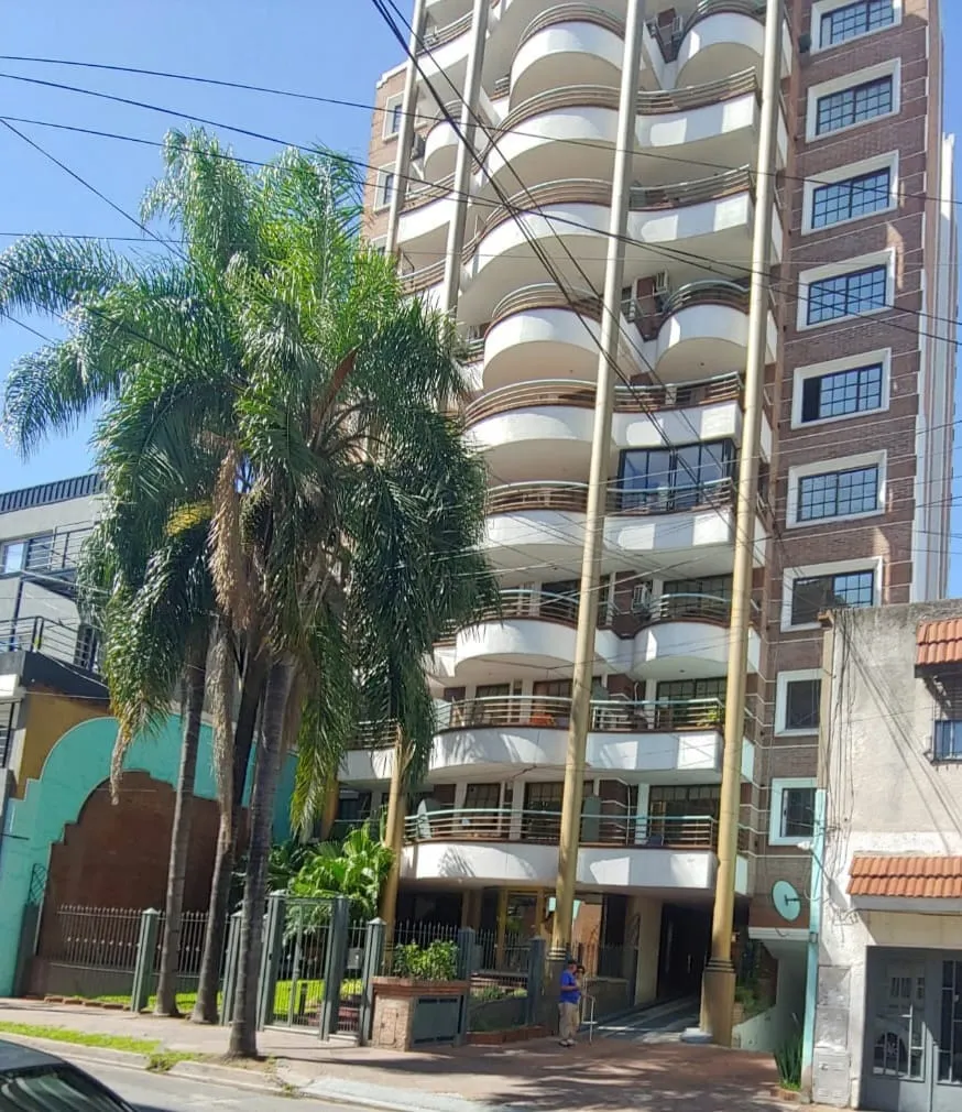 Departamento de 2 ambientes al frente en Morón