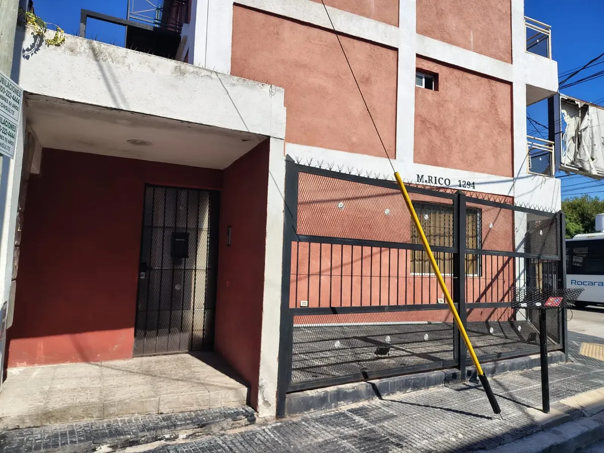 Apartamento de dois ambientes de frente com varanda em Villa Sarmiento