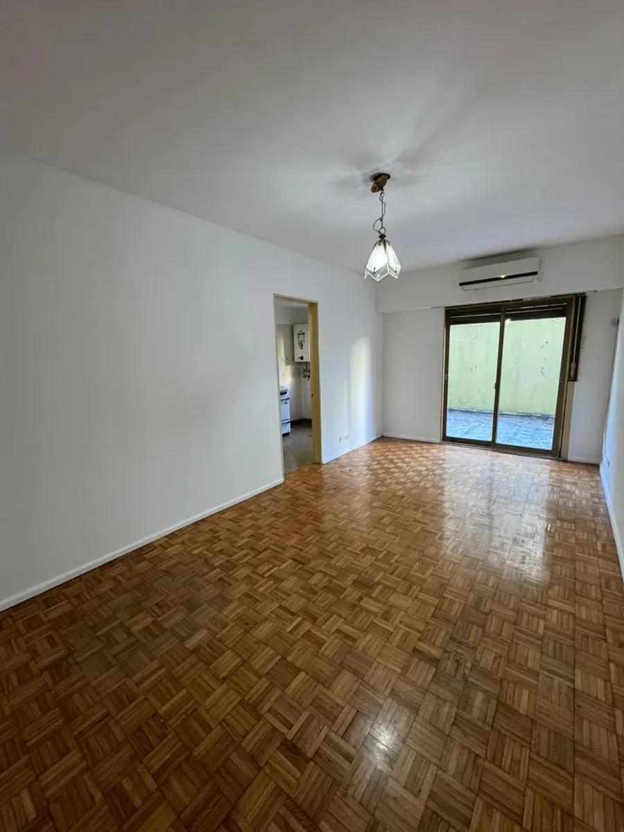 Apartamento de dois ambientes sem mobília com pátio em Balvanera