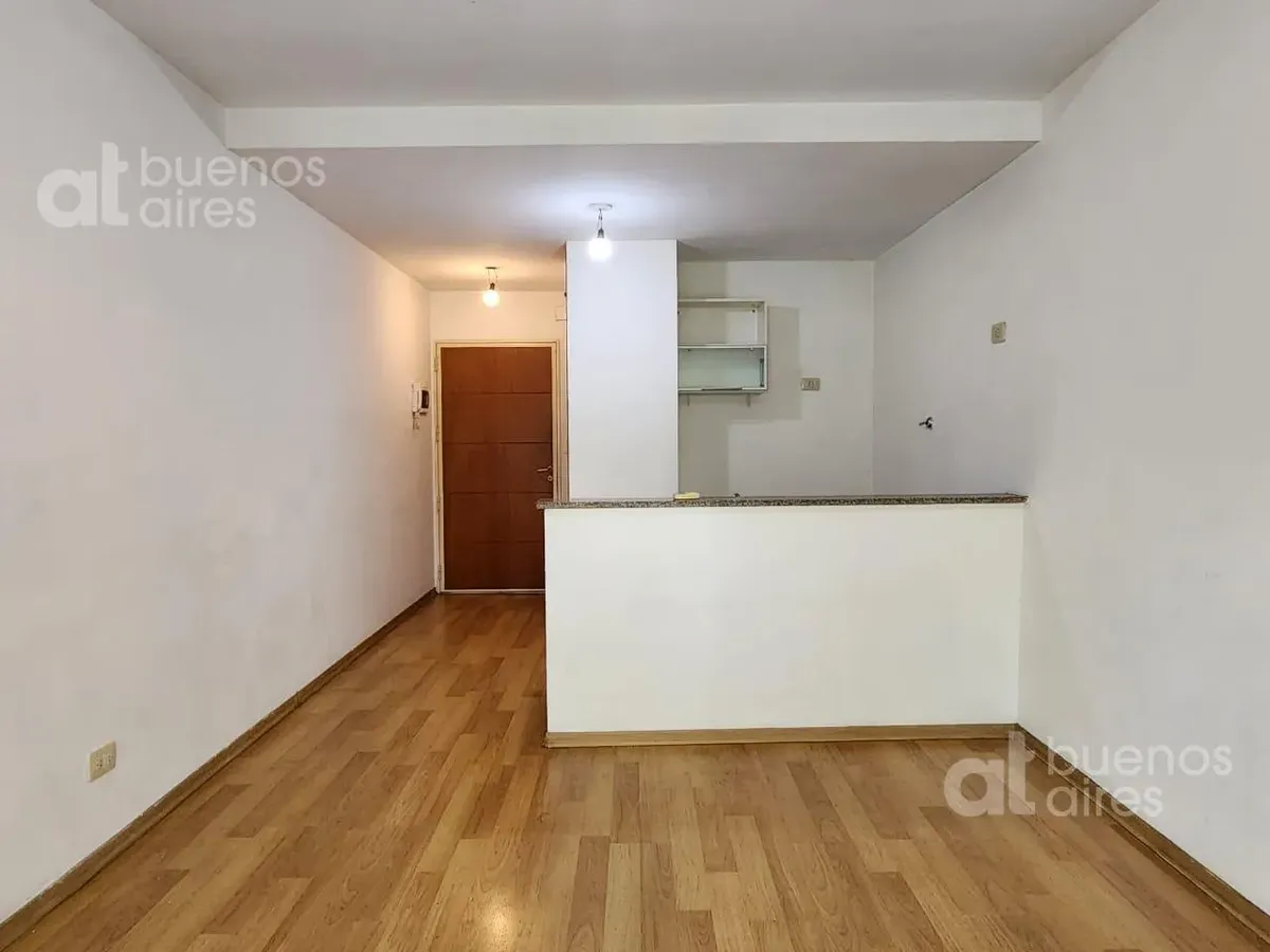 Kitnet sem mobília com varanda de frente em Caballito