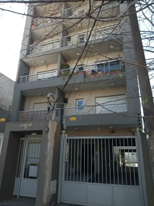 Monoambiente en alquiler con balcón al frente en Haedo