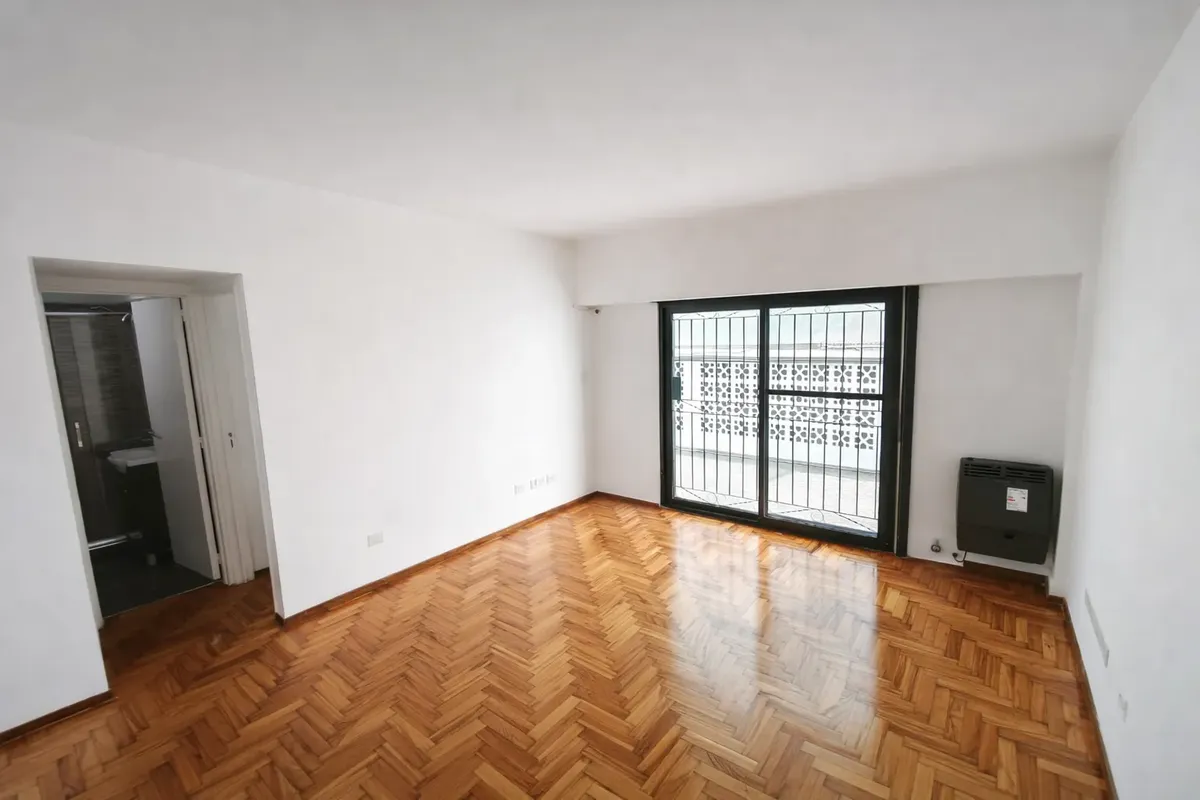 Departamento de 2 ambientes con patio y terraza en Almagro