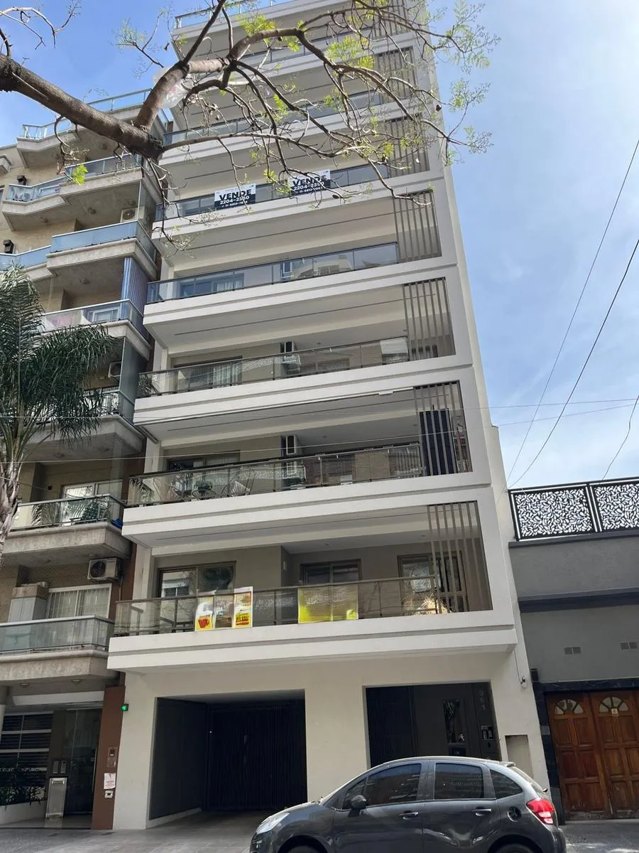 Apartamento de 3 ambientes com 2 banheiros e varanda em Mataderos