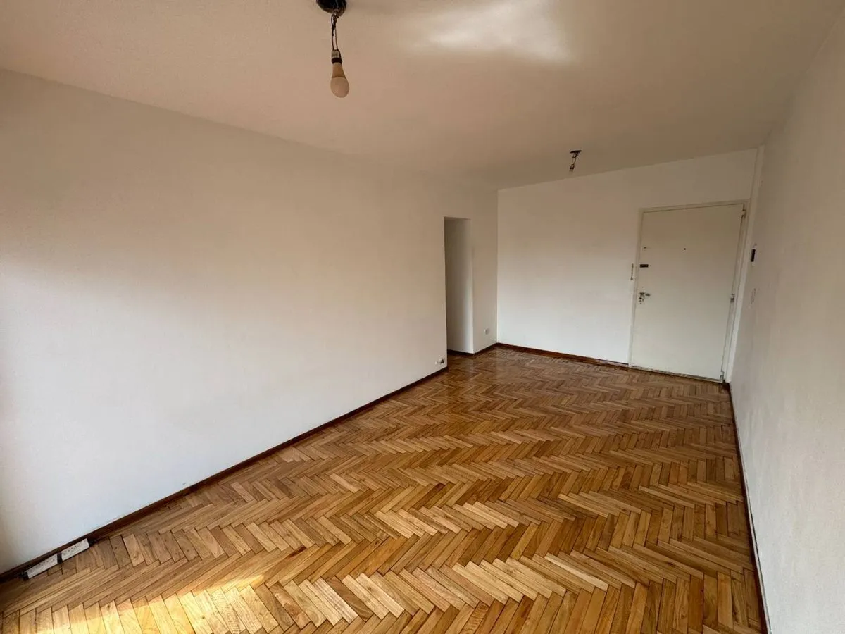 Departamento de 3 ambientes con balcón en Villa Pueyrredón