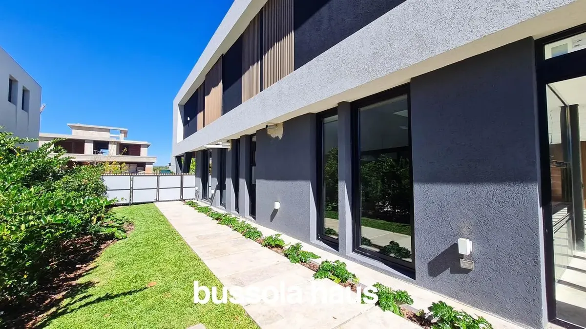 Casa com 5 suítes ao rio em El Yacht, Nordelta