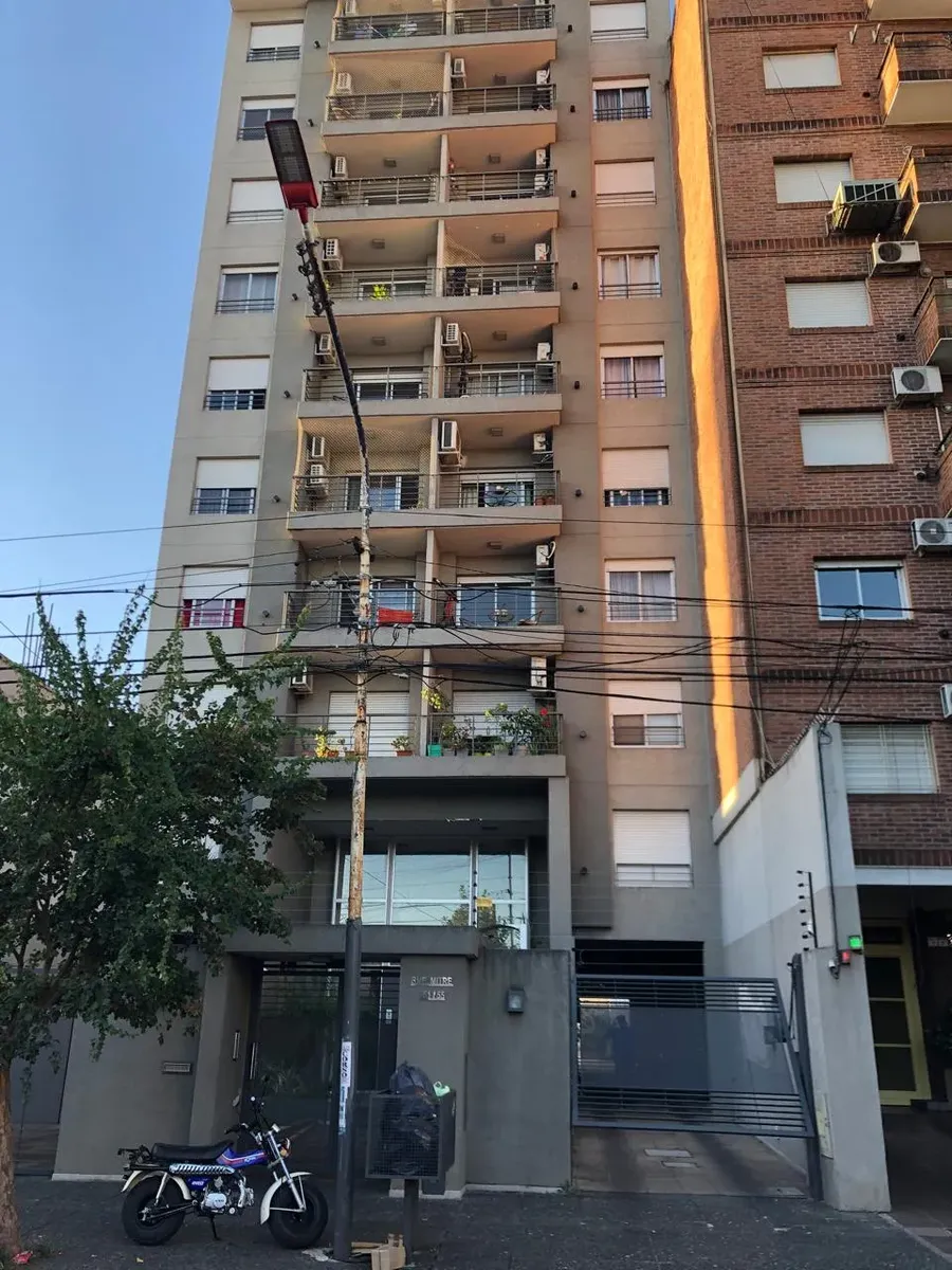 Квартира с 1 спальней, гаражом и балконом в Morón