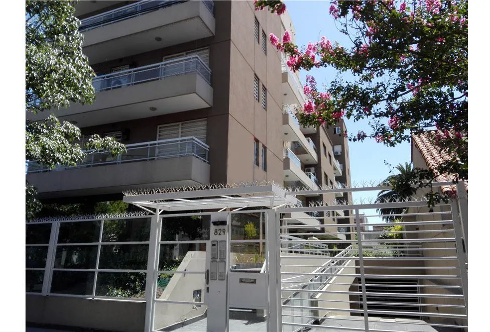 Apartamento de três ambientes com varanda-terraço em Morón