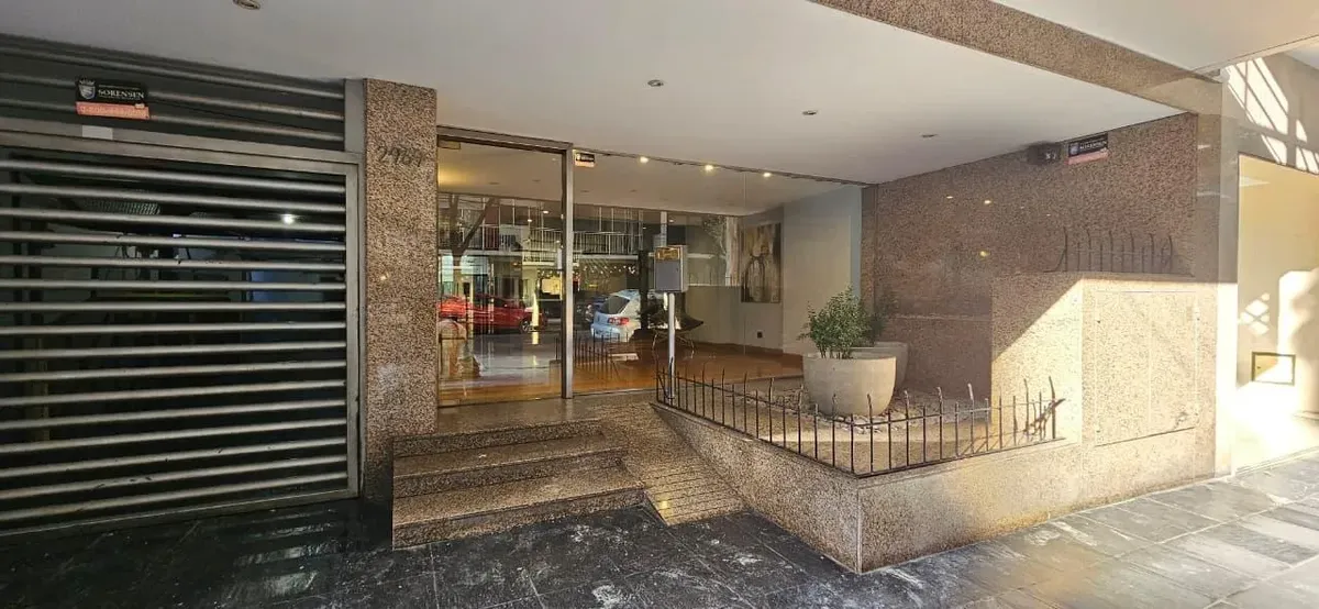 Apartamento de dois ambientes com varanda corrida e piscina em Recoleta