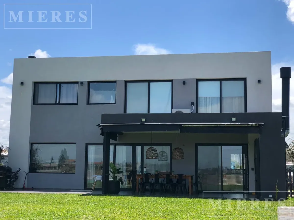 Casa com 3 dormitórios para aluguel anual em San Benito (Villanueva)