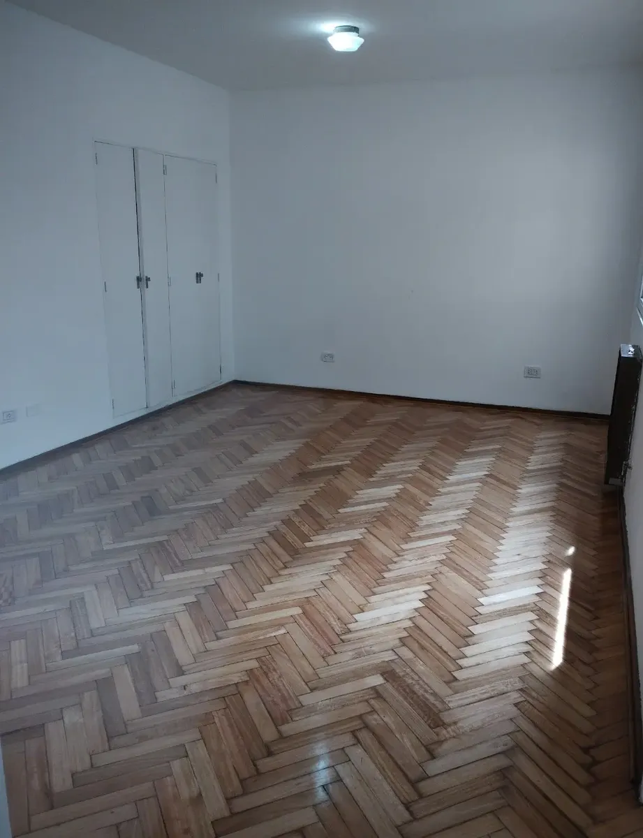 Квартира-студия 32 m² в Almagro, окна во двор