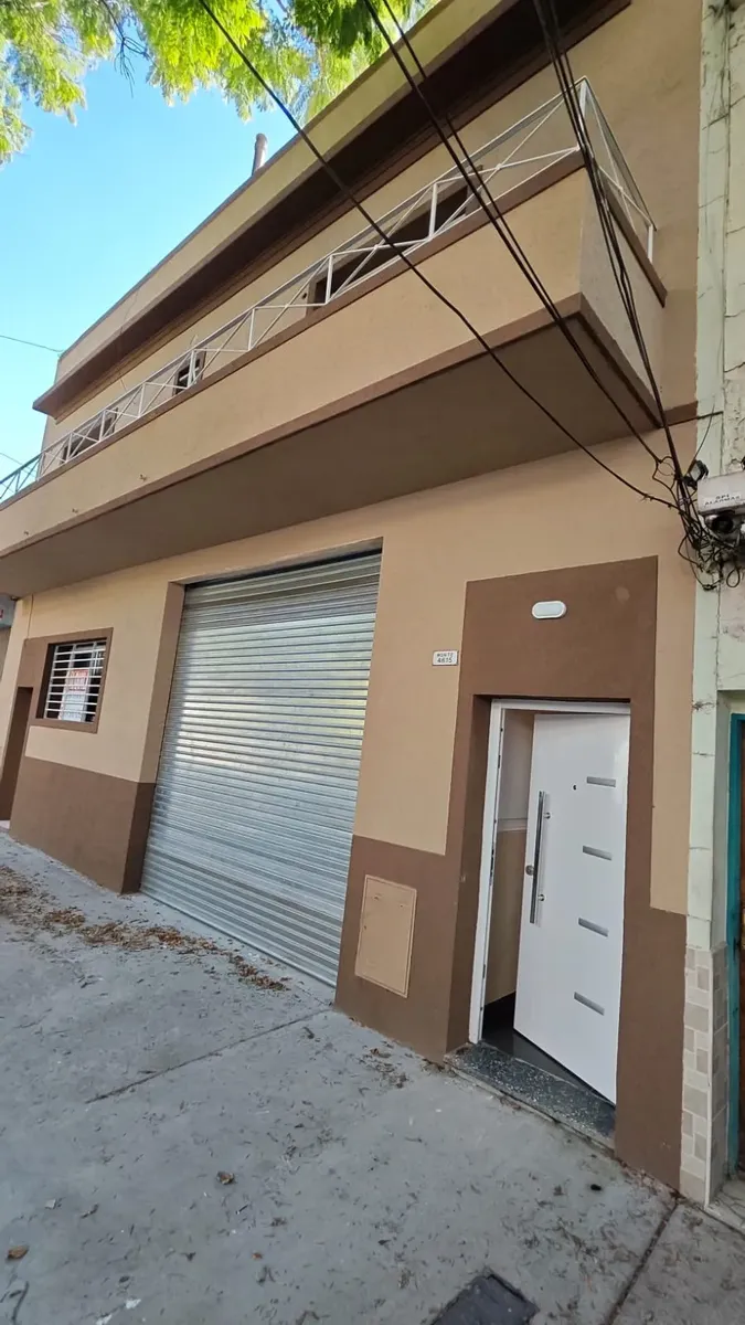 Casa refaccionada de 3 habitaciones con patio en Parque Avellaneda