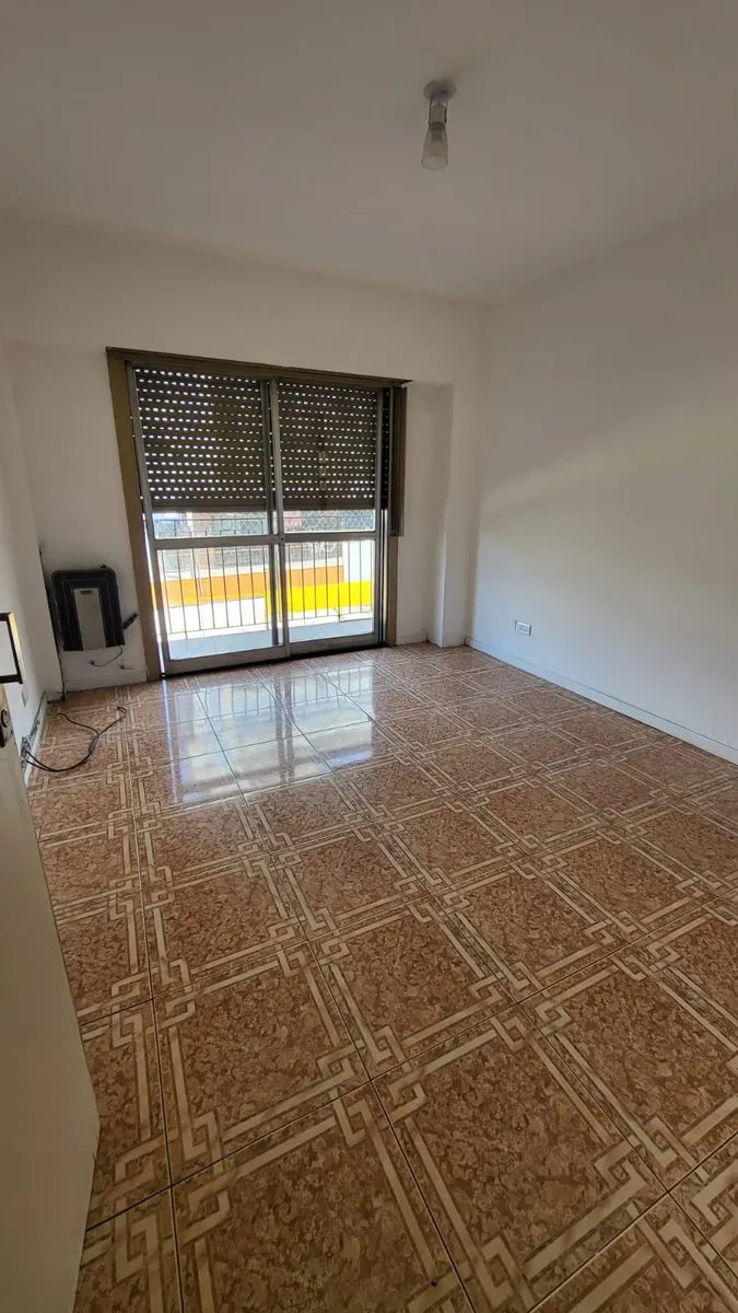 Apartamento de 3 ambientes de frente com varanda em Boedo