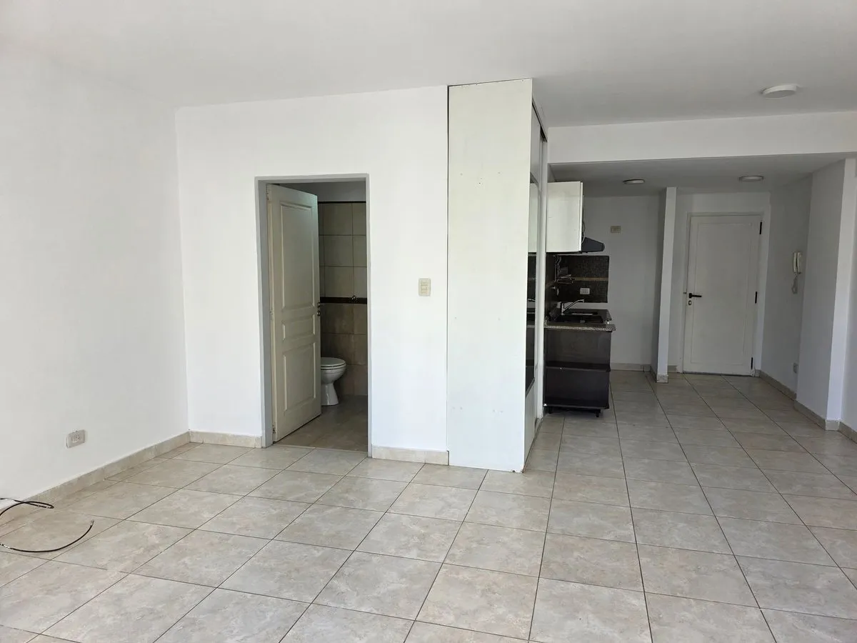 Kitnet com varanda de frente para a Avenida Directorio em Caballito