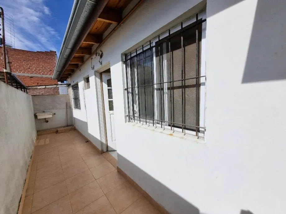 Apartamento de dois ambientes com 1 quarto no contrafrente e varanda em Villa Tesei, Hurlingham