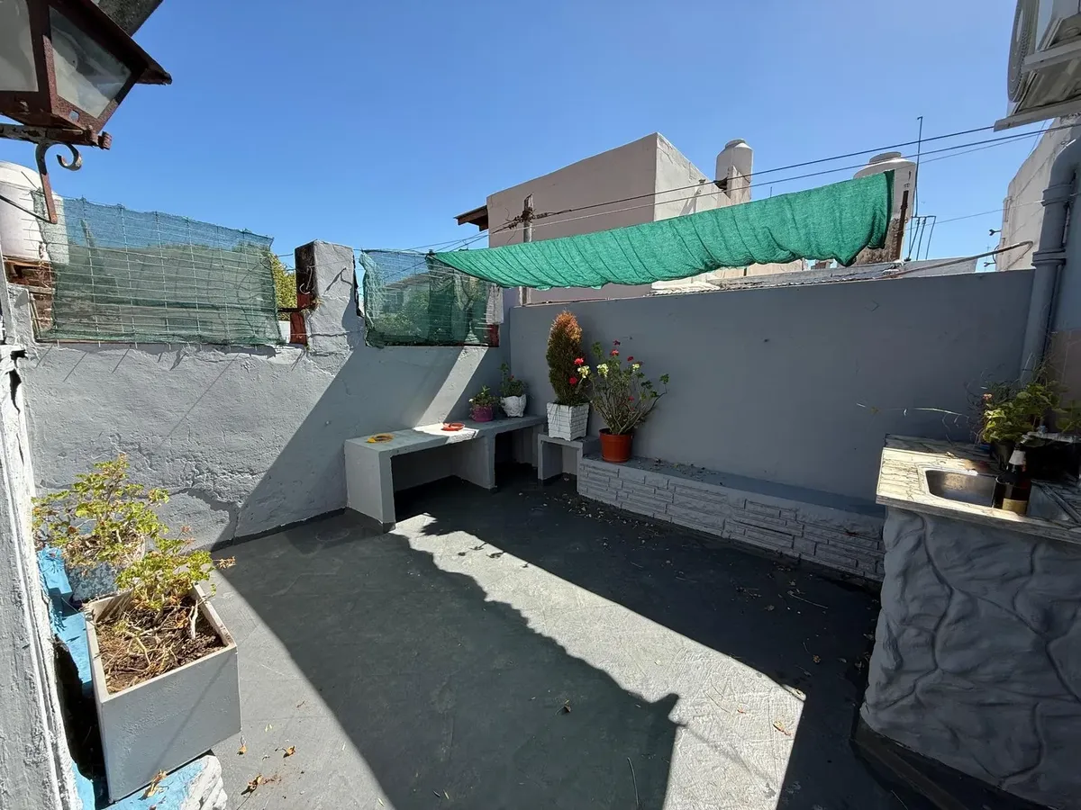 PH de 3 ambientes con patio y terraza en Flores