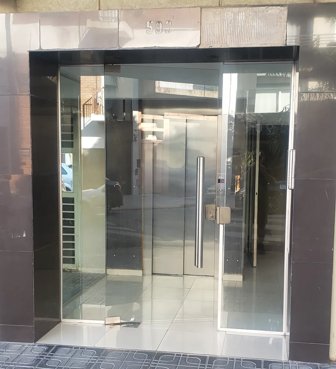 Apartamento de 2 dormitórios com varanda de frente em Liniers