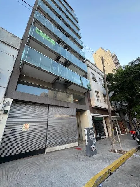 Kitnet de frente com varanda em Palermo