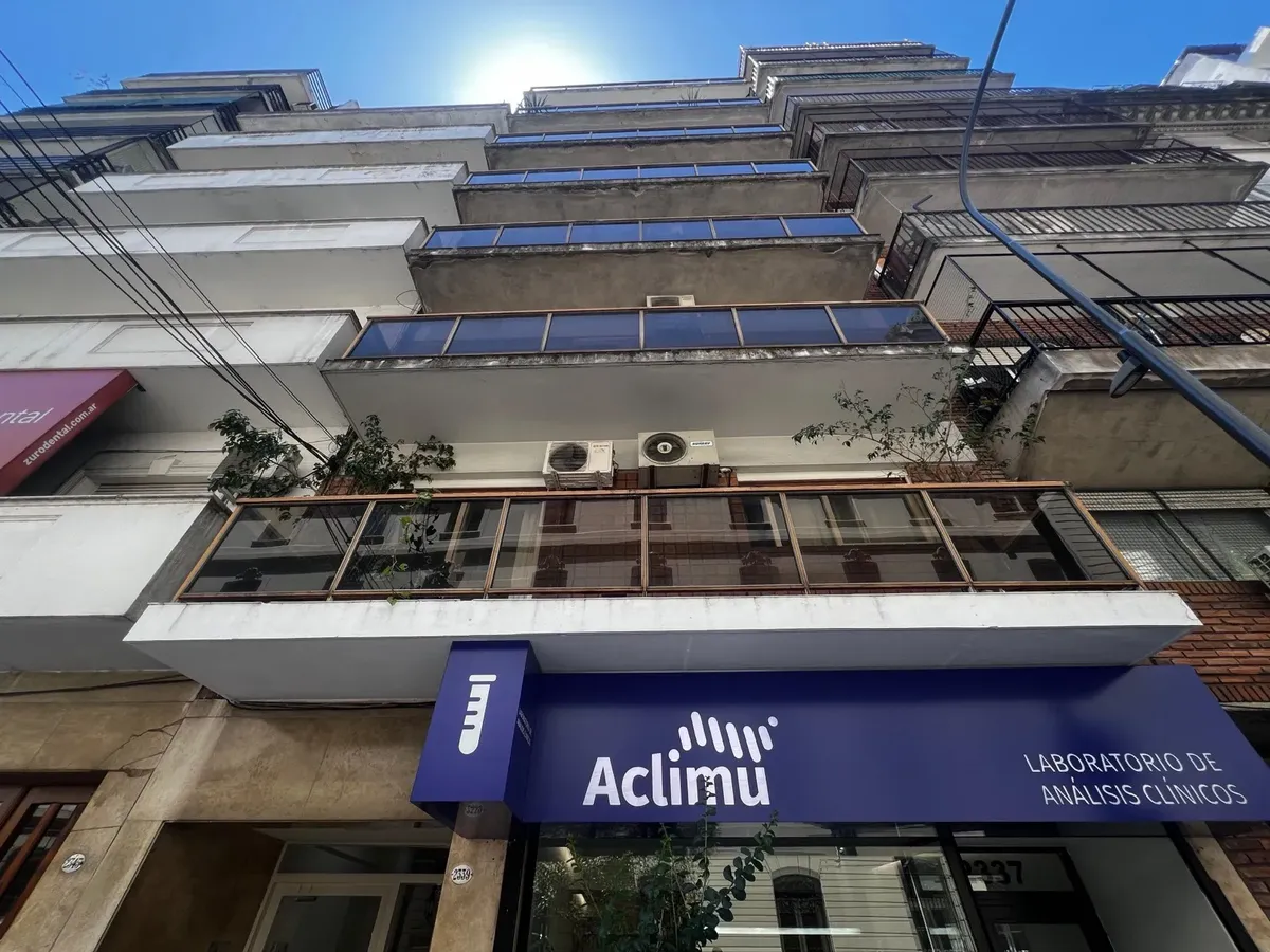 Two-room apartment with front balcony in Recoleta