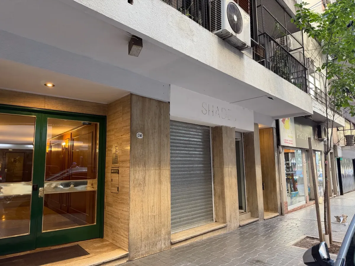 Two-bedroom half-floor apartment with office in Recoleta