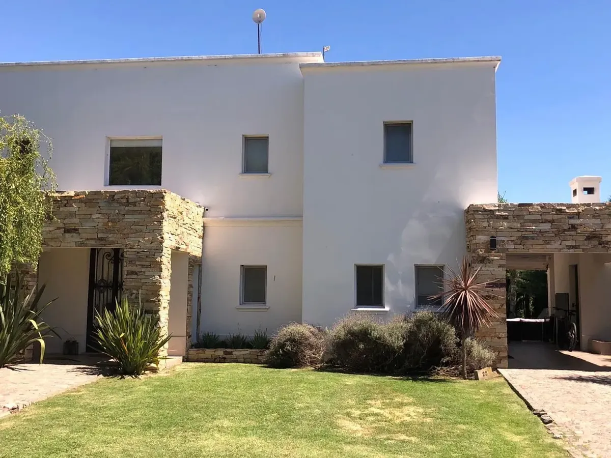 Semi-furnished four-bedroom house in Esteban Echeverría (Barrio Privado El Centauro)