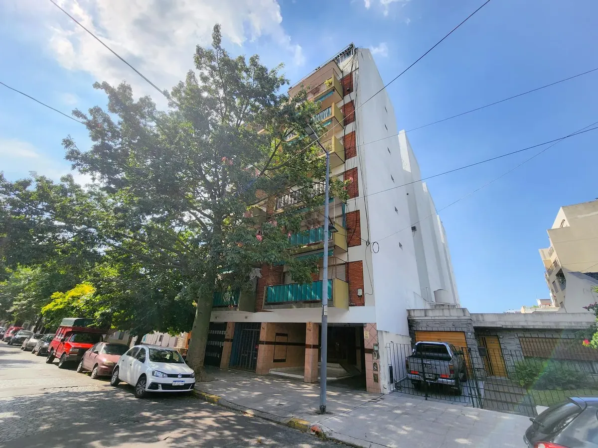 Apartamento de três ambientes com varanda em Liniers